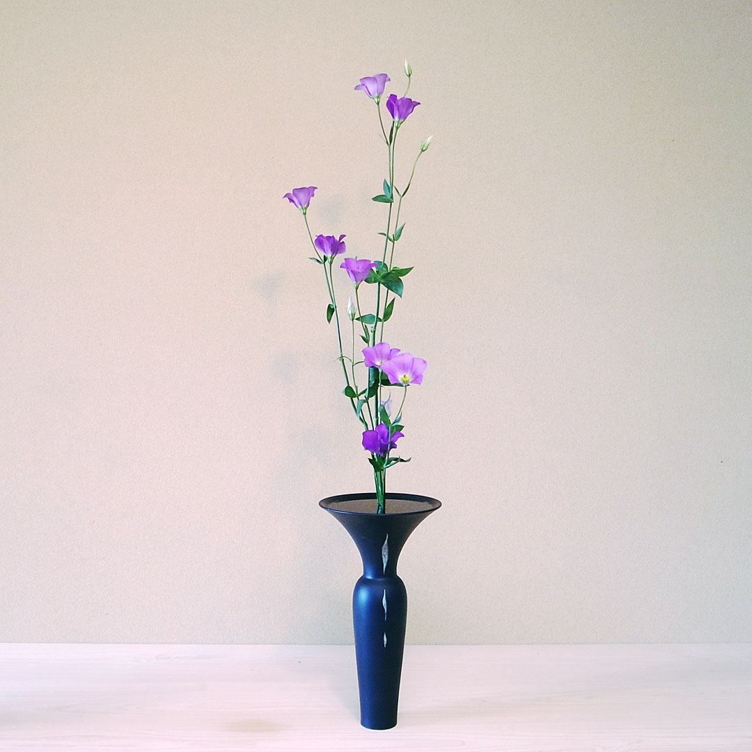 手に入りやすい花材を使う