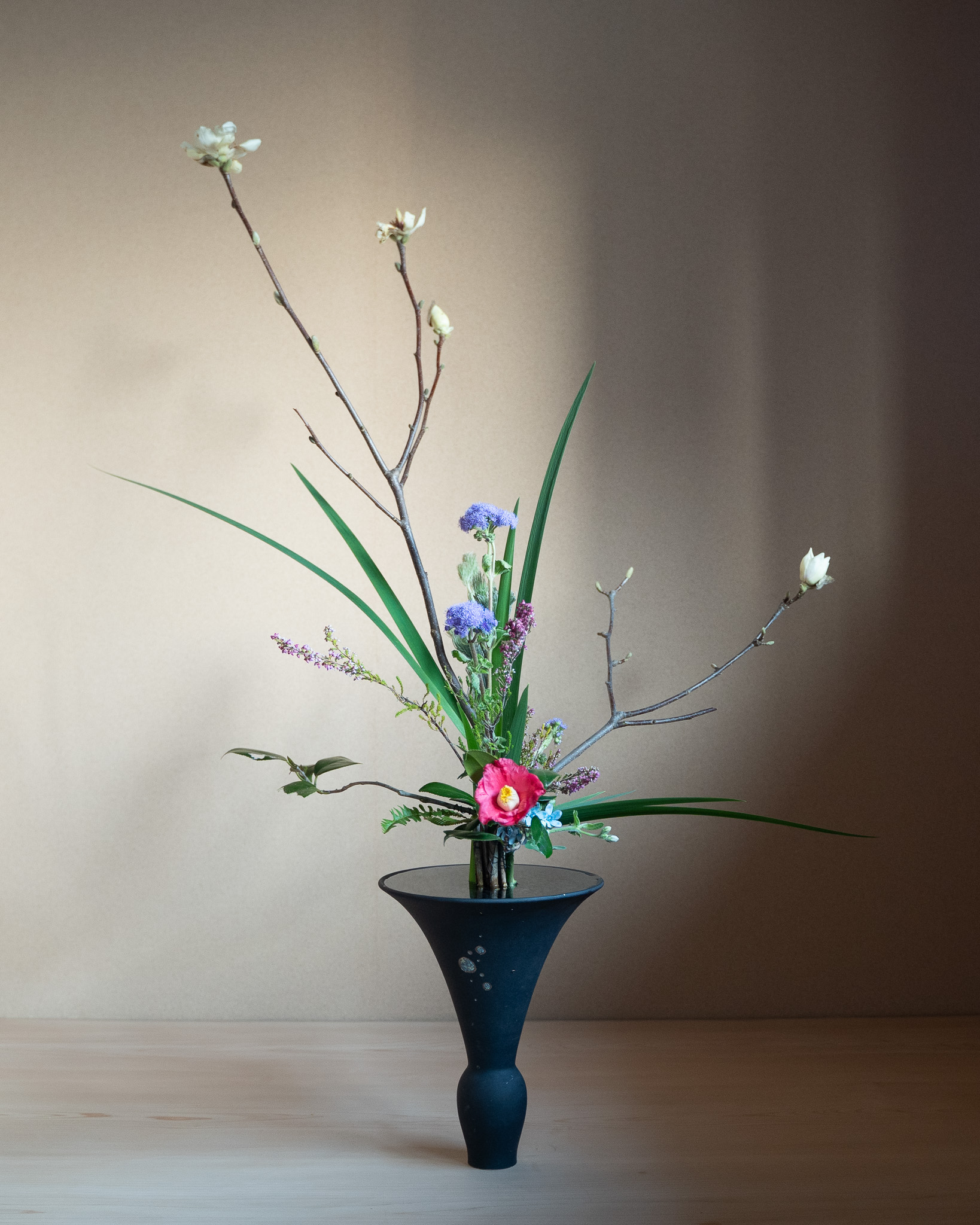 立花正風体
木蓮、オクロレウカ、アゲラタム、エリカ、椿、オキシペタラム、たましだ