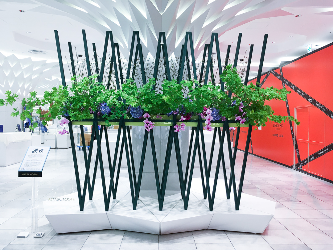 日本橋三越一階の装花を担当