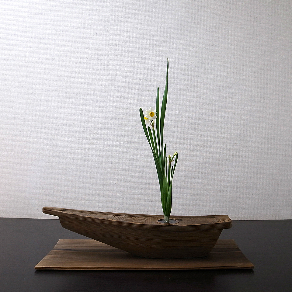 夜の海に泊まる船